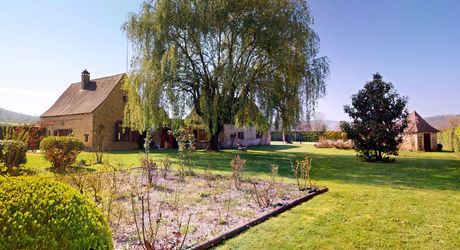 Dans la vallée de la Vézère, patrimoine de l'Unesco, propriété de caractère avec piscine, l'ensemble sur un grand jardin paysagé de 3200 m², avec une très belle vue sur un château.