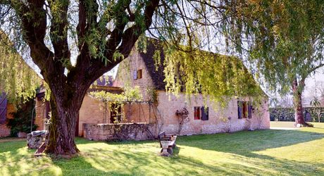 Dans la vallée de la Vézère, patrimoine de l'Unesco, propriété de caractère avec piscine, l'ensemble sur un grand jardin paysagé de 3200 m², avec une très belle vue sur un château.