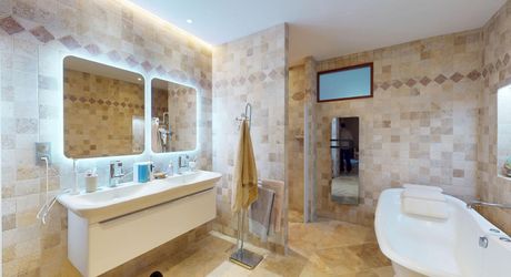 Dans la vallée de la Vézère, patrimoine de l'Unesco, propriété de caractère avec piscine, l'ensemble sur un grand jardin paysagé de 3200 m², avec une très belle vue sur un château.