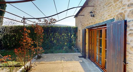 Dans la vallée de la Vézère, patrimoine de l'Unesco, propriété de caractère avec piscine, l'ensemble sur un grand jardin paysagé de 3200 m², avec une très belle vue sur un château.