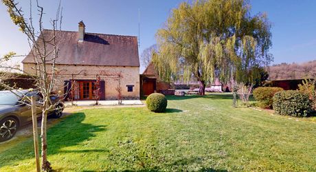 Dans la vallée de la Vézère, patrimoine de l'Unesco, propriété de caractère avec piscine, l'ensemble sur un grand jardin paysagé de 3200 m², avec une très belle vue sur un château.