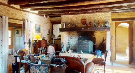 Dans la vallée de la Vézère, patrimoine de l'Unesco, propriété de caractère avec piscine, l'ensemble sur un grand jardin paysagé de 3200 m², avec une très belle vue sur un château.