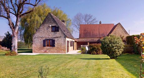 Dans la vallée de la Vézère, patrimoine de l'Unesco, propriété de caractère avec piscine, l'ensemble sur un grand jardin paysagé de 3200 m², avec une très belle vue sur un château.