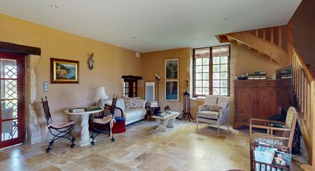 Dans la vallée de la Vézère, patrimoine de l'Unesco, propriété de caractère avec piscine, l'ensemble sur un grand jardin paysagé de 3200 m², avec une très belle vue sur un château.
