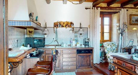 Dans la vallée de la Vézère, patrimoine de l'Unesco, propriété de caractère avec piscine, l'ensemble sur un grand jardin paysagé de 3200 m², avec une très belle vue sur un château.