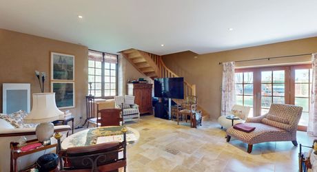 Dans la vallée de la Vézère, patrimoine de l'Unesco, propriété de caractère avec piscine, l'ensemble sur un grand jardin paysagé de 3200 m², avec une très belle vue sur un château.