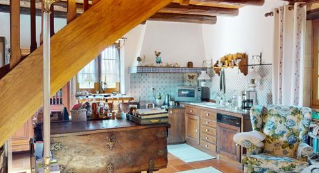 Dans la vallée de la Vézère, patrimoine de l'Unesco, propriété de caractère avec piscine, l'ensemble sur un grand jardin paysagé de 3200 m², avec une très belle vue sur un château.
