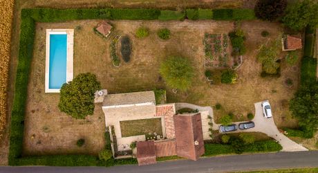 Dans la vallée de la Vézère, patrimoine de l'Unesco, propriété de caractère avec piscine, l'ensemble sur un grand jardin paysagé de 3200 m², avec une très belle vue sur un château.
