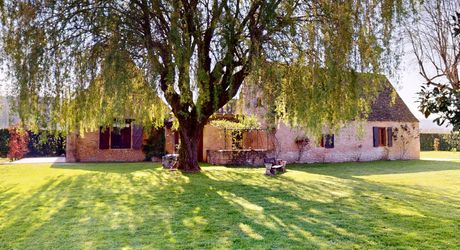 Dans la vallée de la Vézère, patrimoine de l'Unesco, propriété de caractère avec piscine, l'ensemble sur un grand jardin paysagé de 3200 m², avec une très belle vue sur un château.