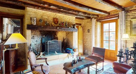 Dans la vallée de la Vézère, patrimoine de l'Unesco, propriété de caractère avec piscine, l'ensemble sur un grand jardin paysagé de 3200 m², avec une très belle vue sur un château.