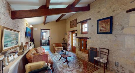 Dans la vallée de la Vézère, patrimoine de l'Unesco, propriété de caractère avec piscine, l'ensemble sur un grand jardin paysagé de 3200 m², avec une très belle vue sur un château.