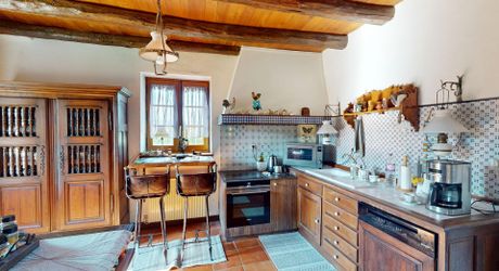 Dans la vallée de la Vézère, patrimoine de l'Unesco, propriété de caractère avec piscine, l'ensemble sur un grand jardin paysagé de 3200 m², avec une très belle vue sur un château.