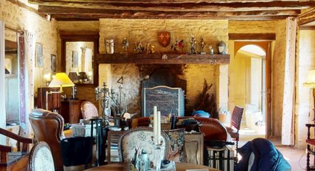Dans la vallée de la Vézère, patrimoine de l'Unesco, propriété de caractère avec piscine, l'ensemble sur un grand jardin paysagé de 3200 m², avec une très belle vue sur un château.