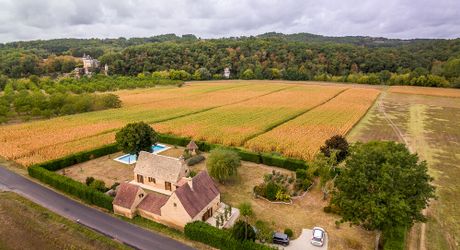 Dans la vallée de la Vézère, patrimoine de l'Unesco, propriété de caractère avec piscine, l'ensemble sur un grand jardin paysagé de 3200 m², avec une très belle vue sur un château.