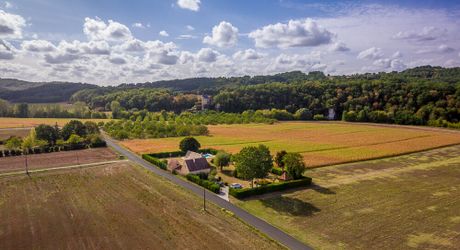Dans la vallée de la Vézère, patrimoine de l'Unesco, propriété de caractère avec piscine, l'ensemble sur un grand jardin paysagé de 3200 m², avec une très belle vue sur un château.