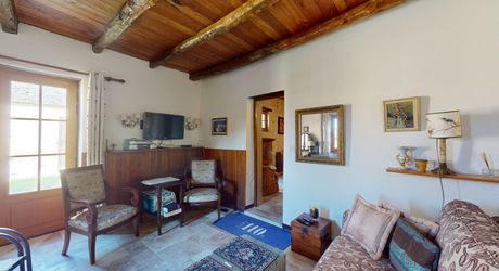 Dans la vallée de la Vézère, patrimoine de l'Unesco, propriété de caractère avec piscine, l'ensemble sur un grand jardin paysagé de 3200 m², avec une très belle vue sur un château.