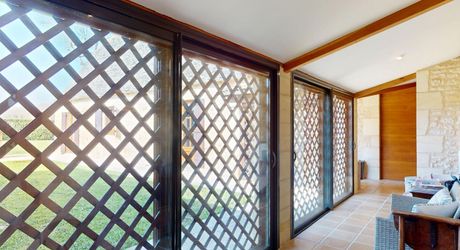 Dans la vallée de la Vézère, patrimoine de l'Unesco, propriété de caractère avec piscine, l'ensemble sur un grand jardin paysagé de 3200 m², avec une très belle vue sur un château.