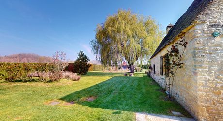 Dans la vallée de la Vézère, patrimoine de l'Unesco, propriété de caractère avec piscine, l'ensemble sur un grand jardin paysagé de 3200 m², avec une très belle vue sur un château.