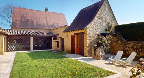 Dans la vallée de la Vézère, patrimoine de l'Unesco, propriété de caractère avec piscine, l'ensemble sur un grand jardin paysagé de 3200 m², avec une très belle vue sur un château.