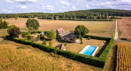 Dans la vallée de la Vézère, patrimoine de l'Unesco, propriété de caractère avec piscine, l'ensemble sur un grand jardin paysagé de 3200 m², avec une très belle vue sur un château.
