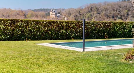 Dans la vallée de la Vézère, patrimoine de l'Unesco, propriété de caractère avec piscine, l'ensemble sur un grand jardin paysagé de 3200 m², avec une très belle vue sur un château.