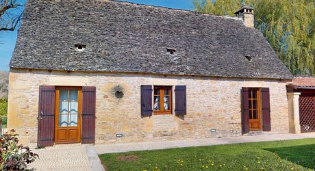 Dans la vallée de la Vézère, patrimoine de l'Unesco, propriété de caractère avec piscine, l'ensemble sur un grand jardin paysagé de 3200 m², avec une très belle vue sur un château.