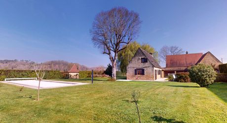 Dans la vallée de la Vézère, patrimoine de l'Unesco, propriété de caractère avec piscine, l'ensemble sur un grand jardin paysagé de 3200 m², avec une très belle vue sur un château.