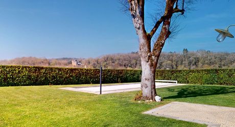Dans la vallée de la Vézère, patrimoine de l'Unesco, propriété de caractère avec piscine, l'ensemble sur un grand jardin paysagé de 3200 m², avec une très belle vue sur un château.