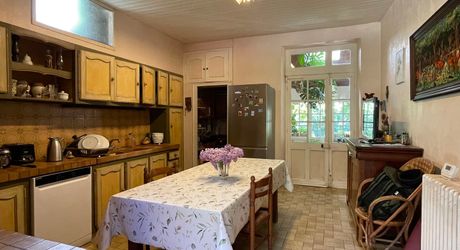 En Périgord Noir, dans SARLAT, maison d'environ 200 m² habitables avec garage, cave, séchoir à tabac et piscine à rénover sur plus d'un hectare de terrain constructible. Ensemble unique.