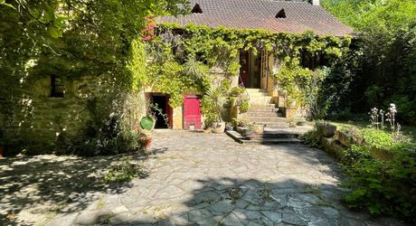 En Périgord Noir, dans SARLAT, maison d'environ 200 m² habitables avec garage, cave, séchoir à tabac et piscine à rénover sur plus d'un hectare de terrain constructible. Ensemble unique.