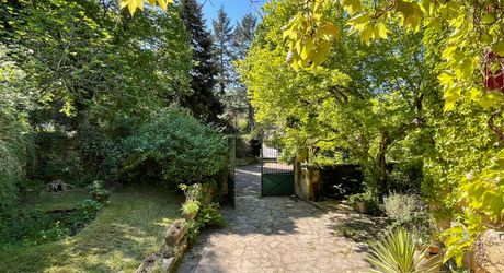 En Périgord Noir, dans SARLAT, maison d'environ 200 m² habitables avec garage, cave, séchoir à tabac et piscine à rénover sur plus d'un hectare de terrain constructible. Ensemble unique.