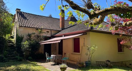 En Périgord Noir, dans SARLAT, maison d'environ 200 m² habitables avec garage, cave, séchoir à tabac et piscine à rénover sur plus d'un hectare de terrain constructible. Ensemble unique.