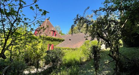 En Périgord Noir, dans SARLAT, maison d'environ 200 m² habitables avec garage, cave, séchoir à tabac et piscine à rénover sur plus d'un hectare de terrain constructible. Ensemble unique.