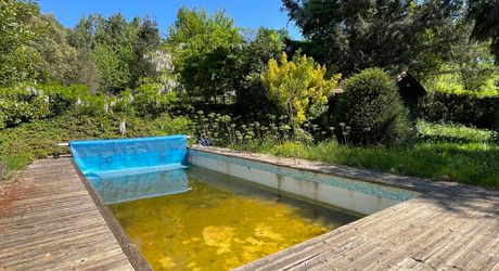 En Périgord Noir, dans SARLAT, maison d'environ 200 m² habitables avec garage, cave, séchoir à tabac et piscine à rénover sur plus d'un hectare de terrain constructible. Ensemble unique.