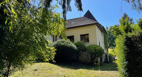 En Périgord Noir, dans SARLAT, maison d'environ 200 m² habitables avec garage, cave, séchoir à tabac et piscine à rénover sur plus d'un hectare de terrain constructible. Ensemble unique.