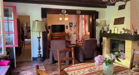 En Périgord Noir, dans SARLAT, maison d'environ 200 m² habitables avec garage, cave, séchoir à tabac et piscine à rénover sur plus d'un hectare de terrain constructible. Ensemble unique.