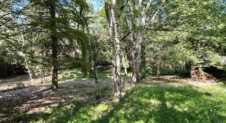 En Périgord Noir, dans SARLAT, maison d'environ 200 m² habitables avec garage, cave, séchoir à tabac et piscine à rénover sur plus d'un hectare de terrain constructible. Ensemble unique.