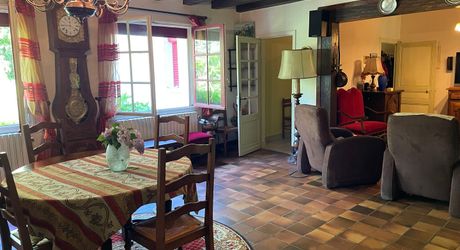 En Périgord Noir, dans SARLAT, maison d'environ 200 m² habitables avec garage, cave, séchoir à tabac et piscine à rénover sur plus d'un hectare de terrain constructible. Ensemble unique.
