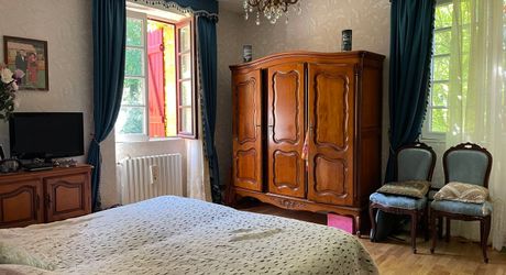 En Périgord Noir, dans SARLAT, maison d'environ 200 m² habitables avec garage, cave, séchoir à tabac et piscine à rénover sur plus d'un hectare de terrain constructible. Ensemble unique.