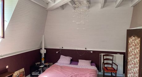 En Périgord Noir, dans SARLAT, maison d'environ 200 m² habitables avec garage, cave, séchoir à tabac et piscine à rénover sur plus d'un hectare de terrain constructible. Ensemble unique.