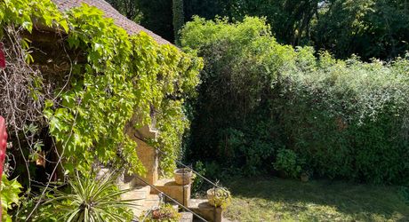 En Périgord Noir, dans SARLAT, maison d'environ 200 m² habitables avec garage, cave, séchoir à tabac et piscine à rénover sur plus d'un hectare de terrain constructible. Ensemble unique.
