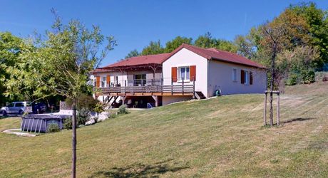 Entre Sarlat et Montignac, maison contemporaine en parfait état, située au calme avec jolie vue sur la campagne.