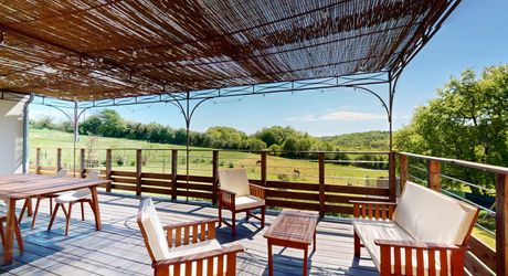Entre Sarlat et Montignac, maison contemporaine en parfait état, située au calme avec jolie vue sur la campagne.