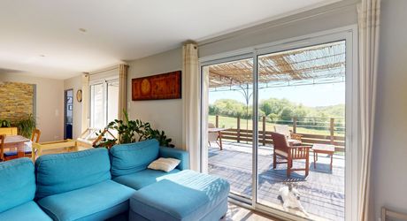 Entre Sarlat et Montignac, maison contemporaine en parfait état, située au calme avec jolie vue sur la campagne.