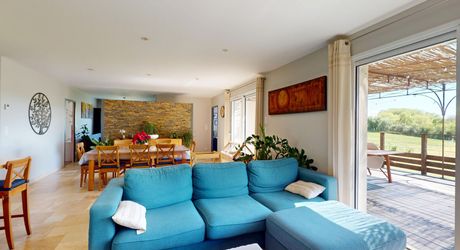 Entre Sarlat et Montignac, maison contemporaine en parfait état, située au calme avec jolie vue sur la campagne.