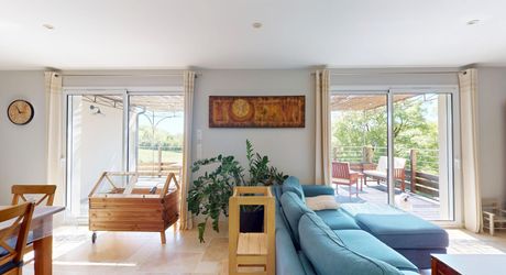 Entre Sarlat et Montignac, maison contemporaine en parfait état, située au calme avec jolie vue sur la campagne.