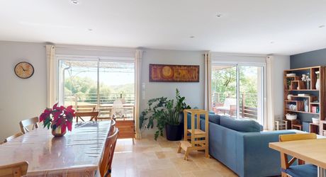 Entre Sarlat et Montignac, maison contemporaine en parfait état, située au calme avec jolie vue sur la campagne.