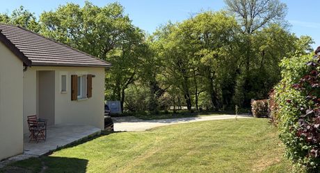 Entre Sarlat et Montignac, maison contemporaine en parfait état, située au calme avec jolie vue sur la campagne.
