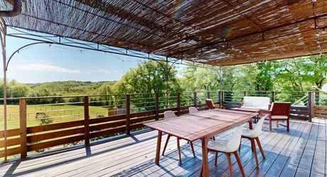 Entre Sarlat et Montignac, maison contemporaine en parfait état, située au calme avec jolie vue sur la campagne.