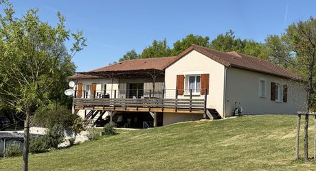 Entre Sarlat et Montignac, maison contemporaine en parfait état, située au calme avec jolie vue sur la campagne.